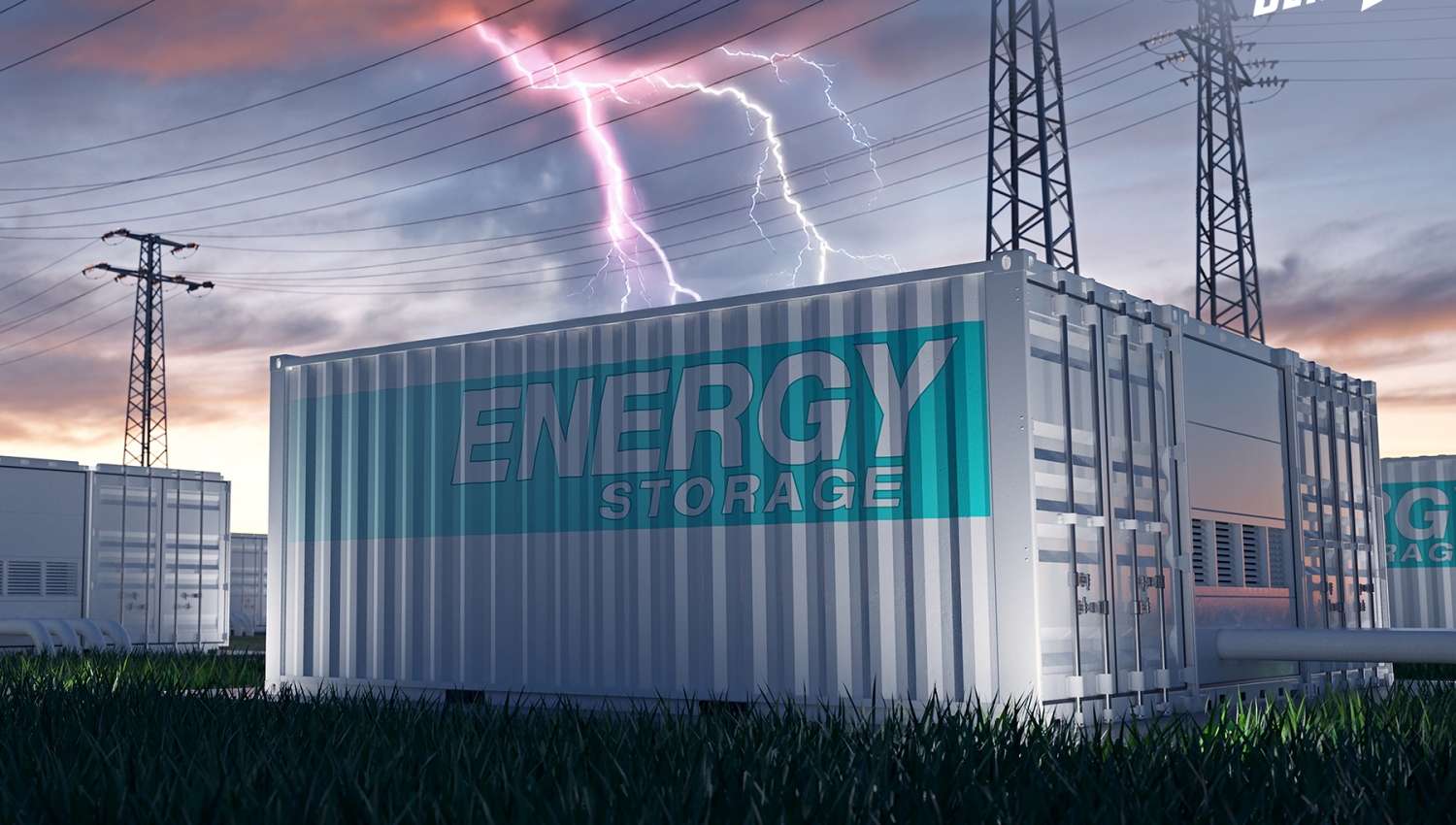 Energiespeicher-Container unter Hochspannungsleitungen bei Gewitter; Blitz, Energieinfrastruktur, Schutztechnik.