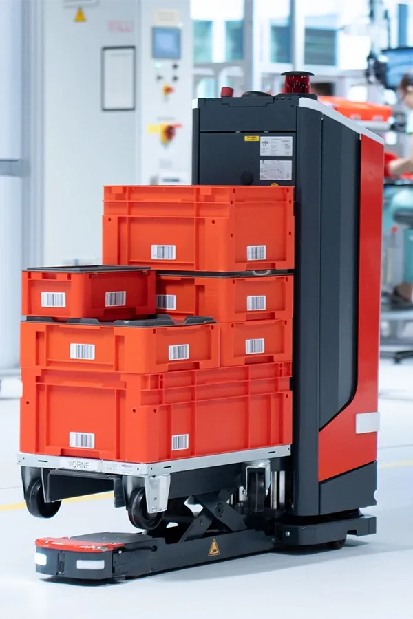 Automatisierter Gabelstapler mit roten Kisten