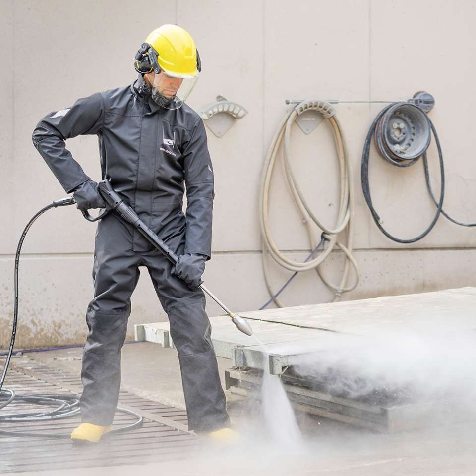 Protective overall against highpressure water jets